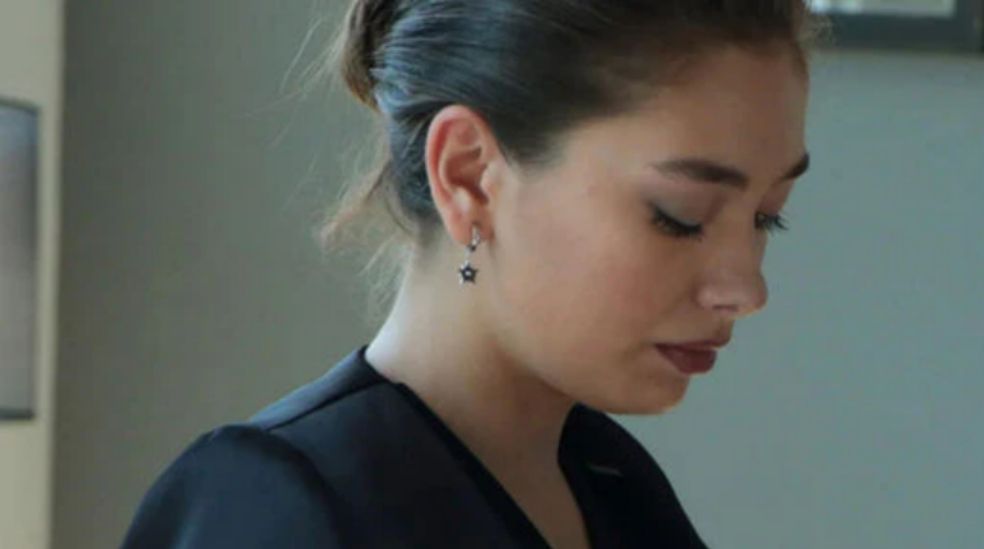 La imagen de Nihan en 'Kara Sevda' con un recogido