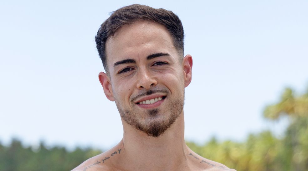 Posado oficial de Rubén en la playa en República Dominicana