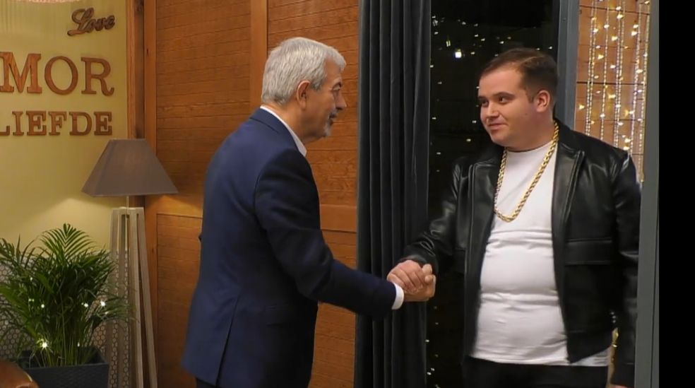 Carlos Sobera no da crédito ante la confesión de un soltero 'First Dates' sobre Omar Montes