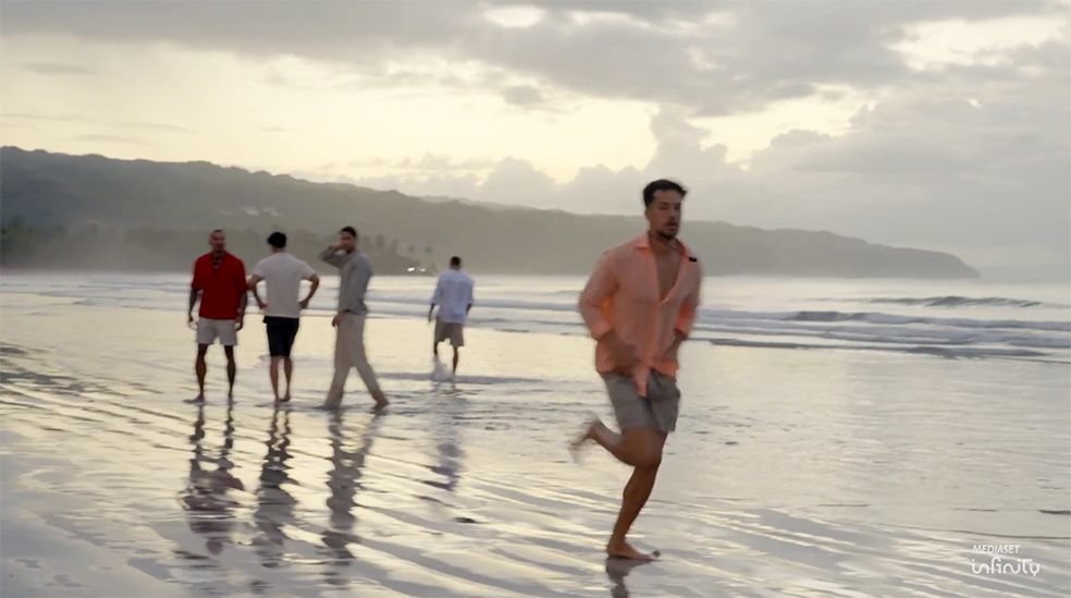 Otra vez las normas saltan por los aires: Álex corre por la playa buscando a Ainhoa y gritando "'¡Amor!" cuando tenían que irse a sus villas. 
