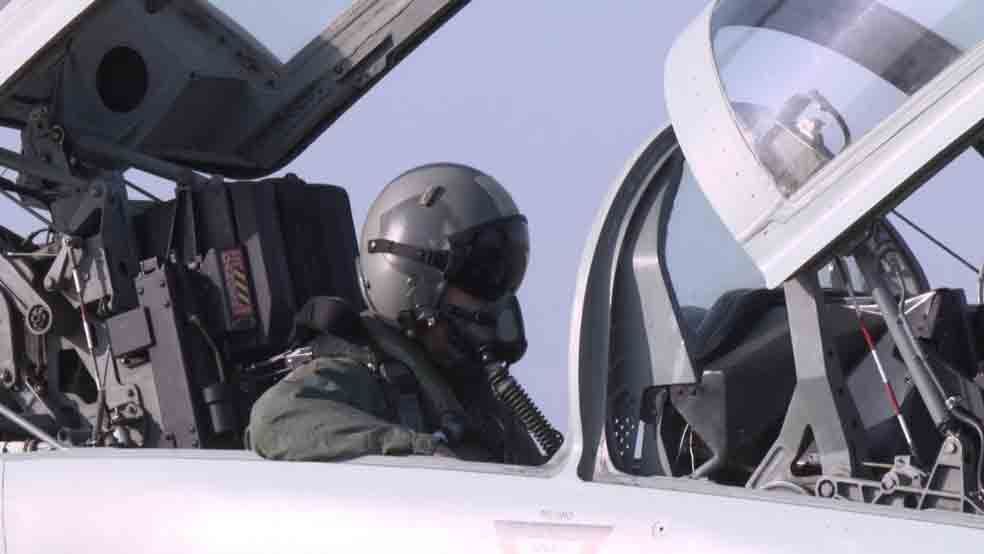 Gabriel Cruz, periodista de 'Noticias Cuatro', vivió toda una experiencia a bordo de un avión de combate.