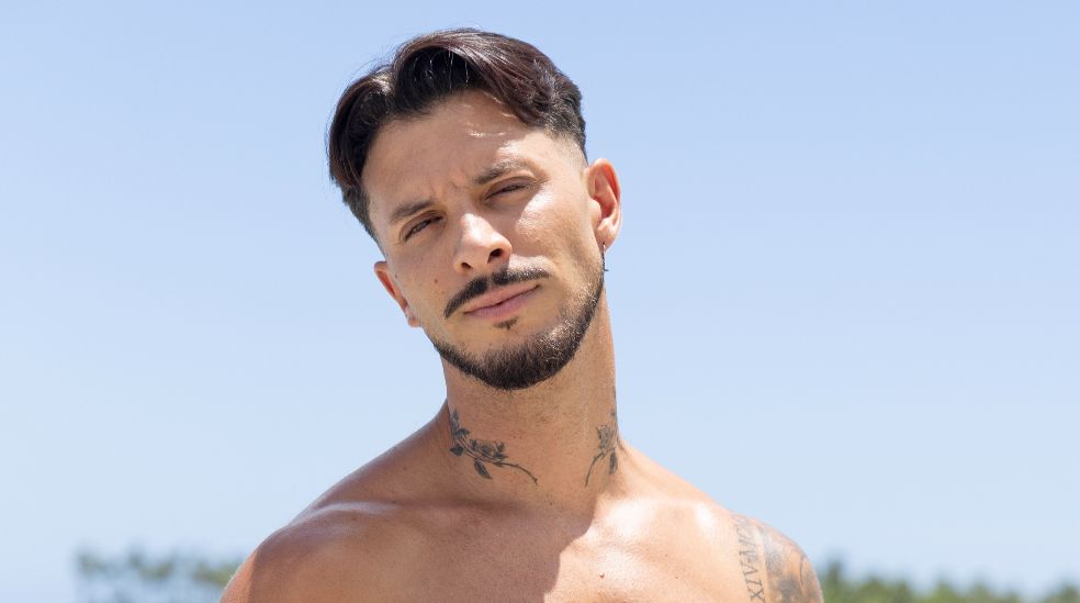 Posado oficial de Cristian en la playa en República Dominicana