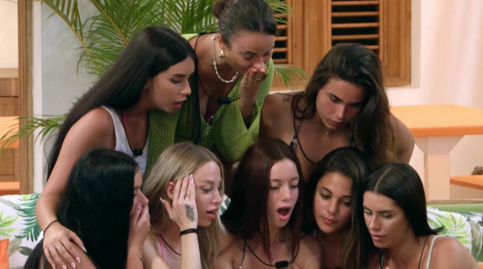 Las solteras ven imágenes de 'Villa Deseo'