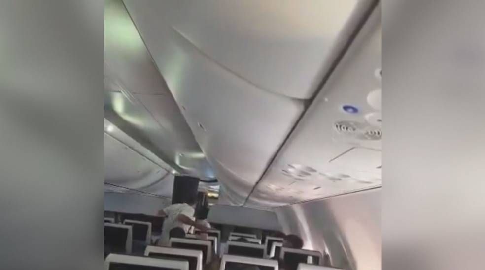 Un avión israelí ha tenido que aterrizar de emergencia en Arabia Saudí después de un  ataque con cuchillo a bordo. Al parecer, en una situación que causó instantes de pánico en el vuelo FZ1073 de Flydubai, con una drástica pérdida del aeroplano incluida, fue uno de los pilotos el que apuñaló  al otro, siendo varios pasajeros los que consiguieron intervenir para reducirlo.