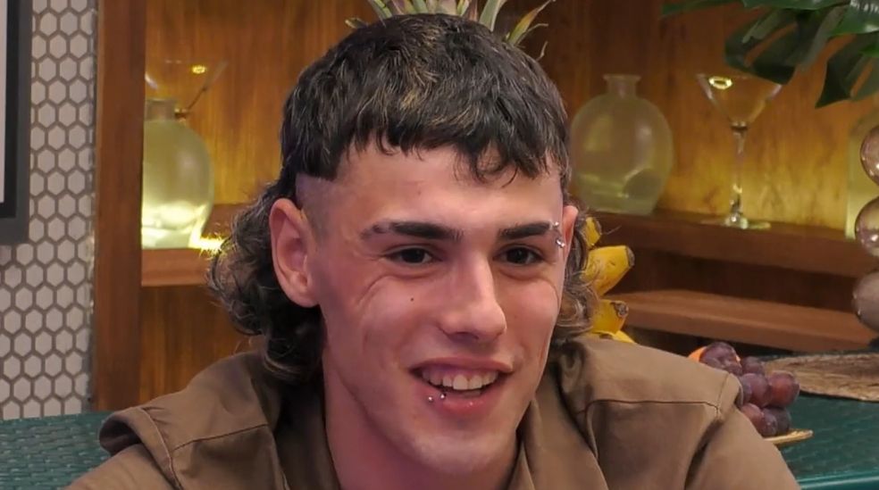 Rocío avisa a Iker que va a tener que deshacerse de todos los piercings que lleva