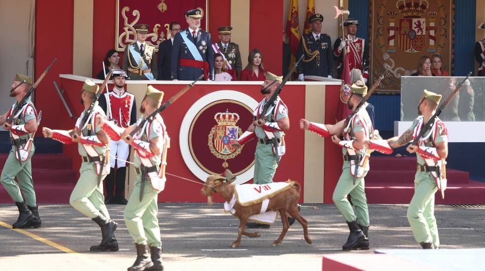 Los reyes, con la princesa Leonor y la infanta Sofía, presiden el desfile militar