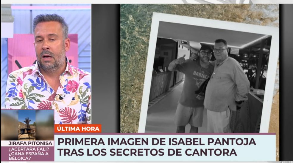 Kiko Rivera posa también con el dueño del restaurante de Maspalomas con el que ha estado su madre