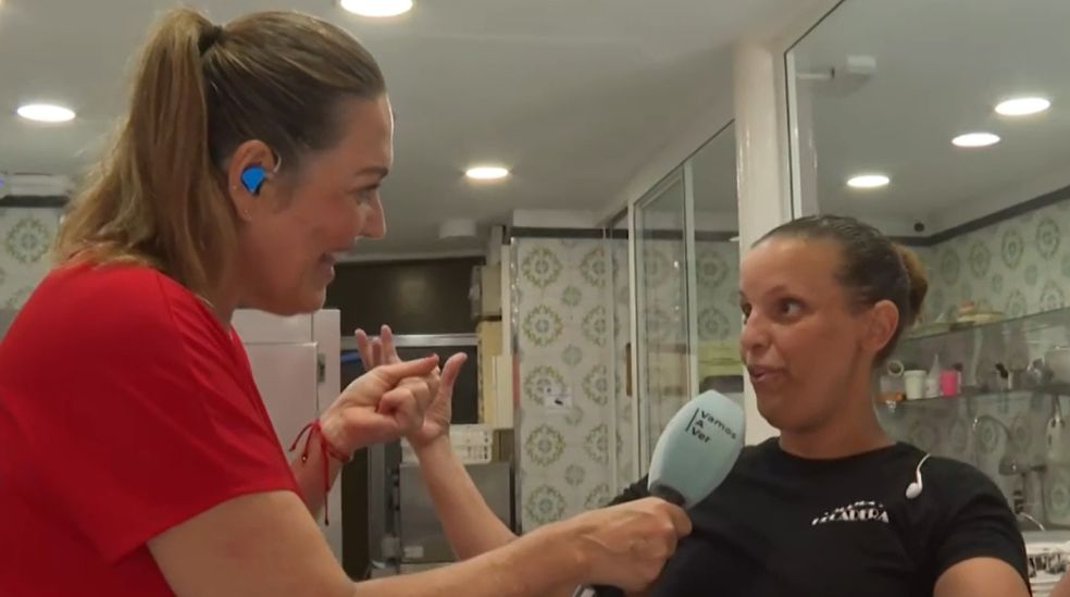 Mayka Navarro habla con Irene Iborra, experta heladera y dueña de esta heladería en Poblenou