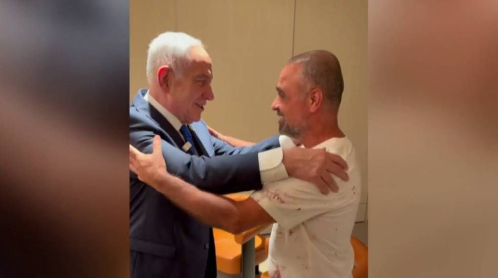 Benjamin Netanyahu, abrazando al fontanero israelí que fue clave para evitar el desastre en el vuelo  FZ1073 de Flydubai.