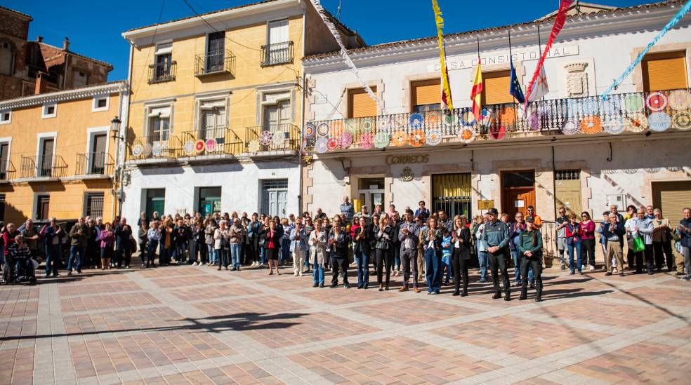 
Más de un centenar de personas trasladan su duelo y repulsa por el crimen machista de Valverde de Júcar, Cuenca.
