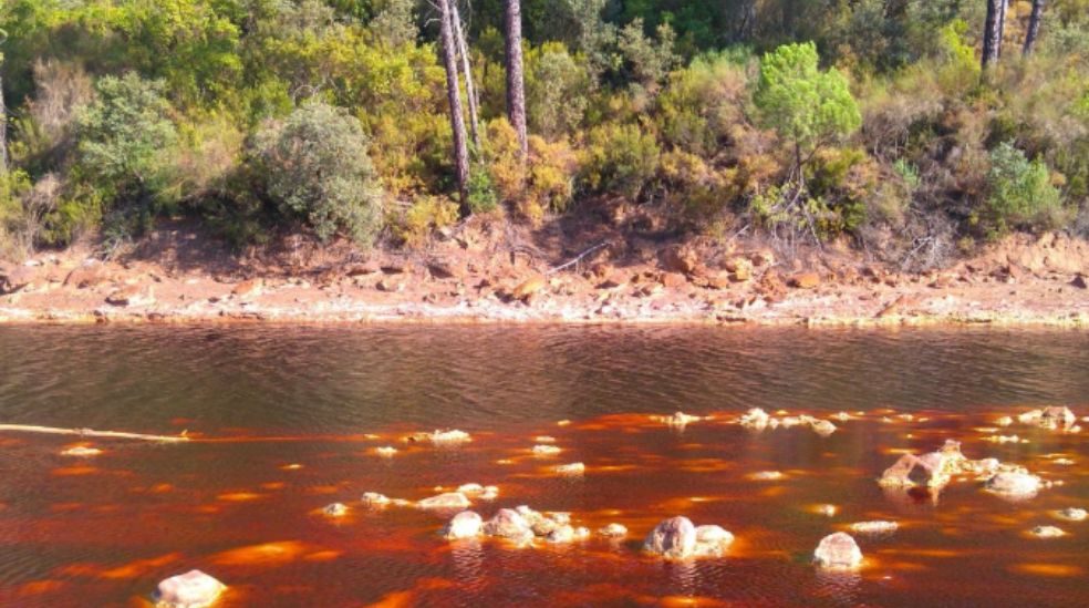 El color procede de la presencia de minerales ricos en hierro y sulfuros metálicos.