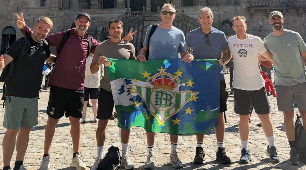 Pellegrini y su cuerpo técnico tras completar el Camino de Santiago