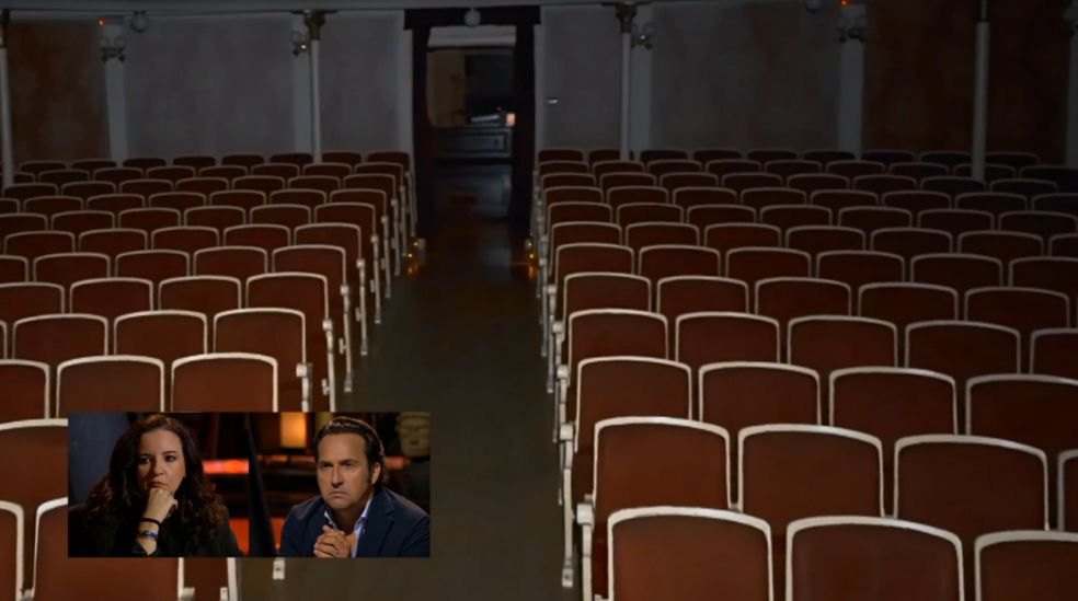 Clara Tahoces e Iker Jiménez recorren los pasillos del teatro