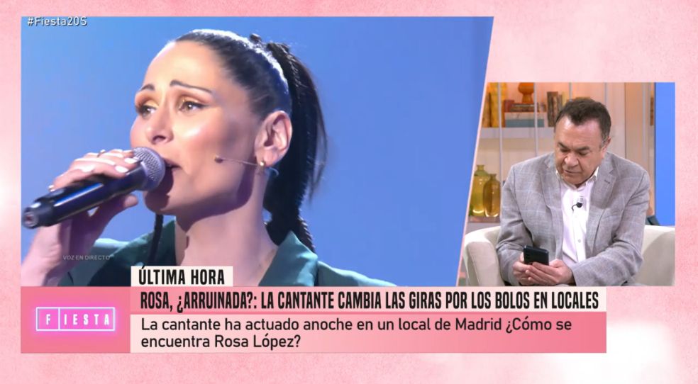Juan Luis Galiacho lee la publicación que ha compartido Rosa López