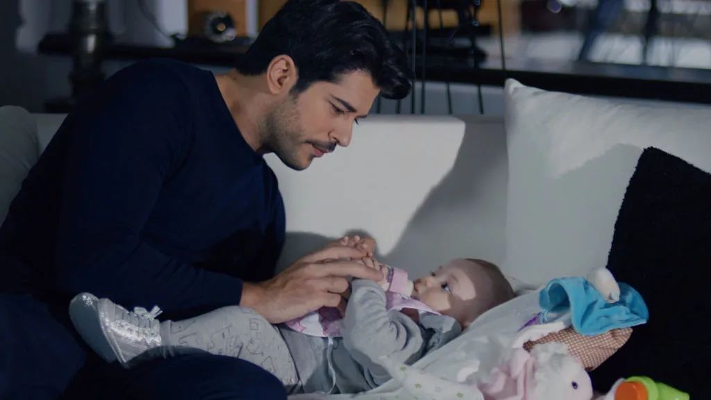 Kemal pasando el tiempo con Deniz