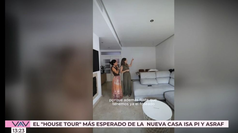Isa Pantoja y la diseñadora con la que está contando en el amplio y luminoso salón de su casa