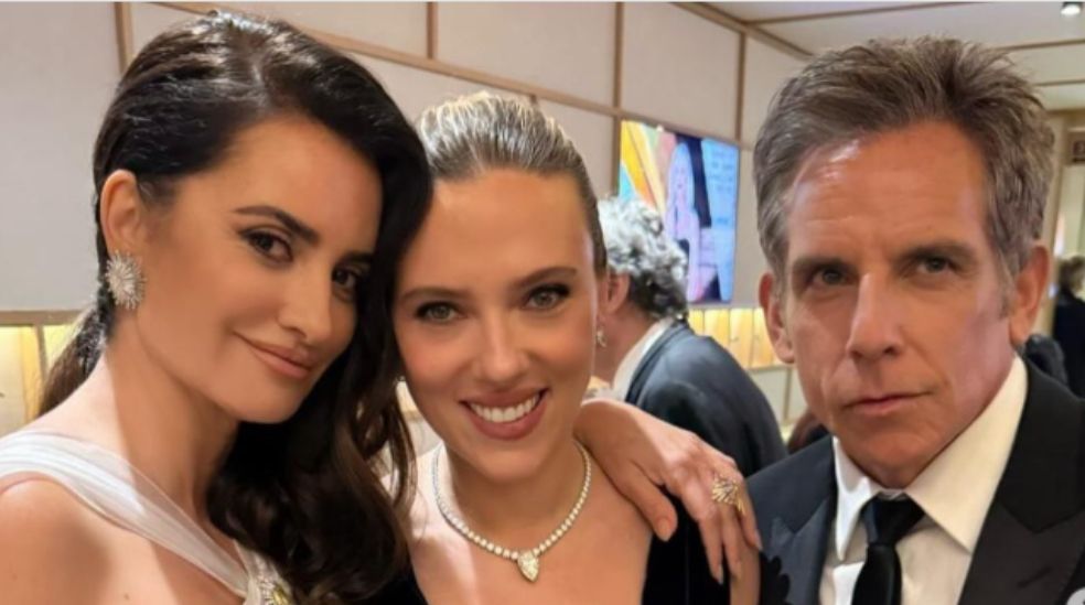 Penélope Cruz, Scarlett Johansson y Ben Stiller posando juntos en una fiesta