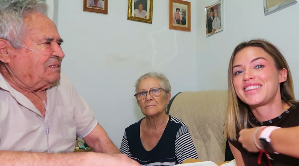 Almudena Porras visita a sus abuelos y les revela sus planes de futuro