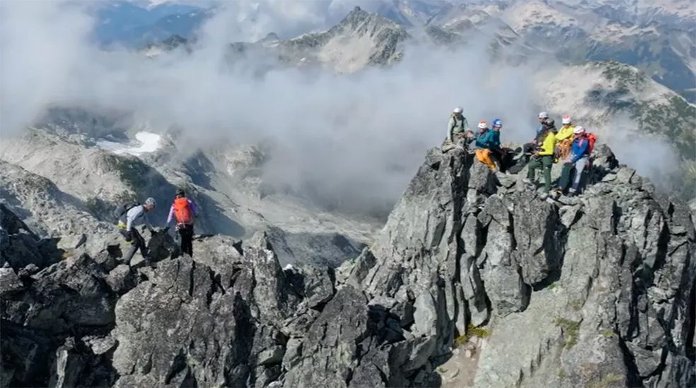 La épica escalada de los invitados de 'Universo Calleja'.