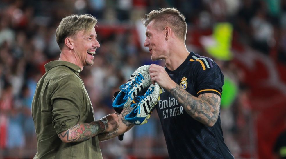 Guti comparte una charla con Toni Kroos hace unos años