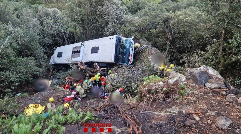 El autobús, con 65 asientos, acabó saliéndose de la carretera