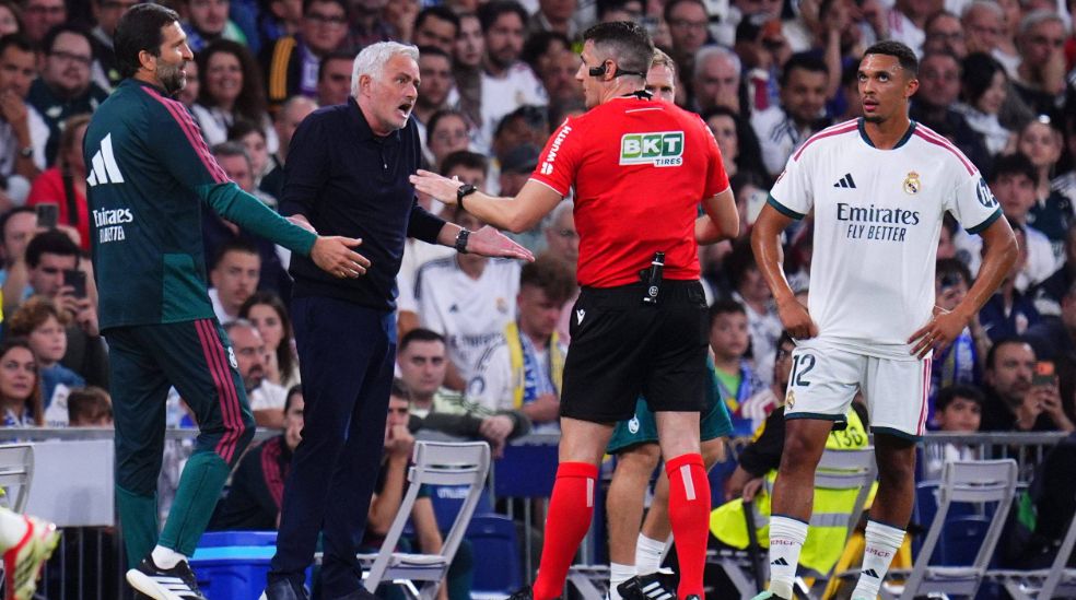 Mourinho protesta durante el Real Madrid-Villarreal.
