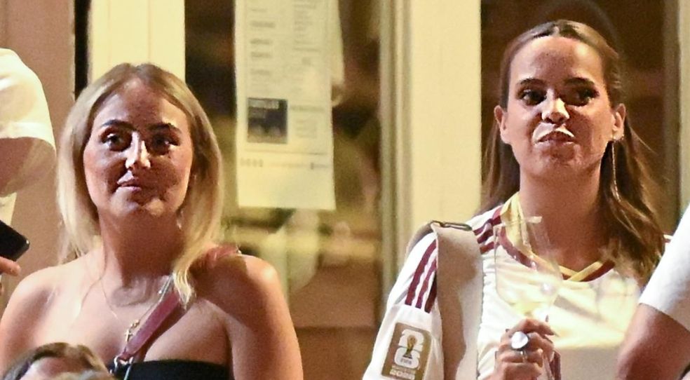 Rocío Flores y Gloria Camila disfrutando del último partido de España en el Mundial 2026