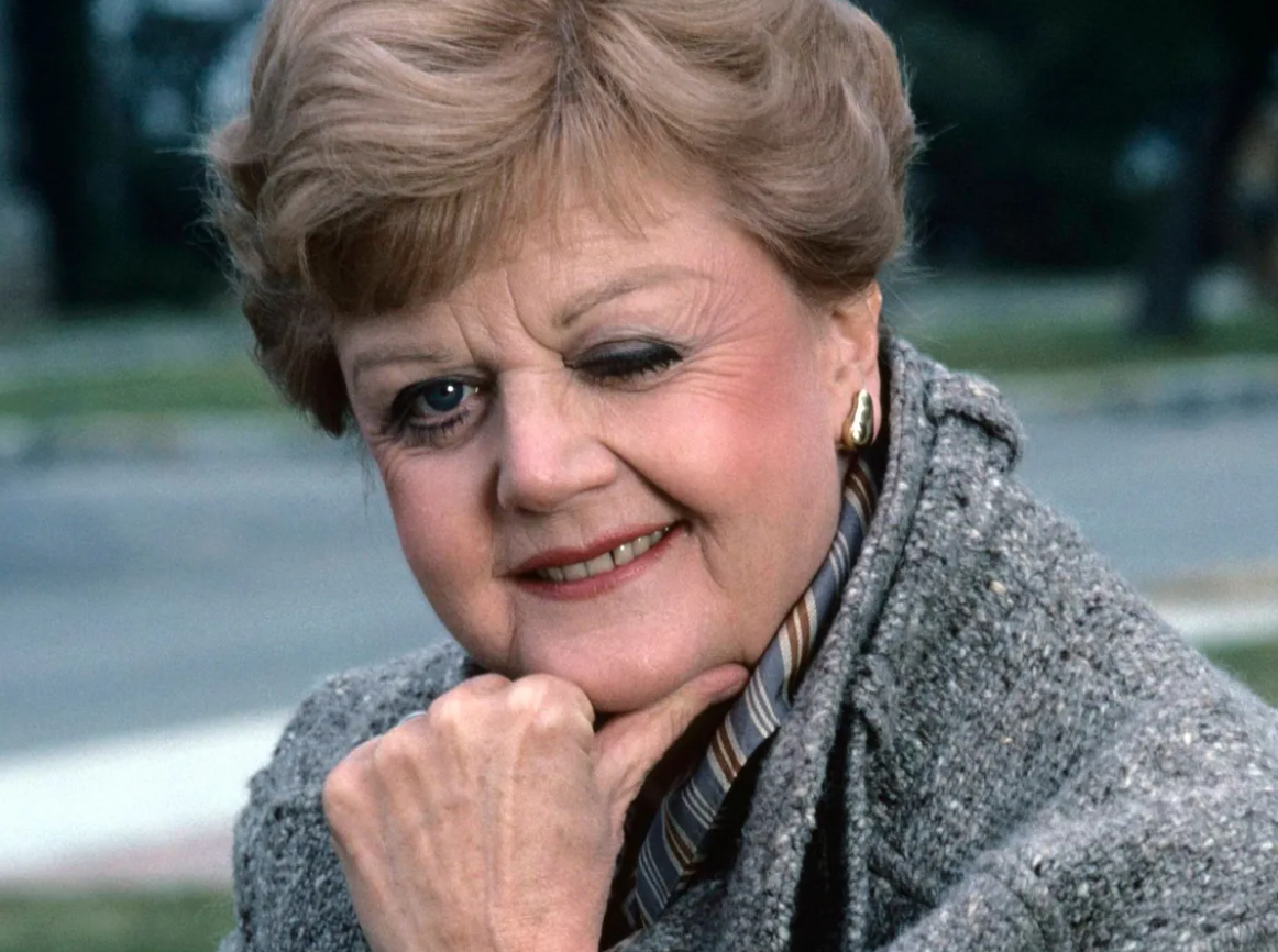Angela Lansbury en su icónico papel de Jessica Fletcher en la serie de televisión 'Se ha escrito un crimen'