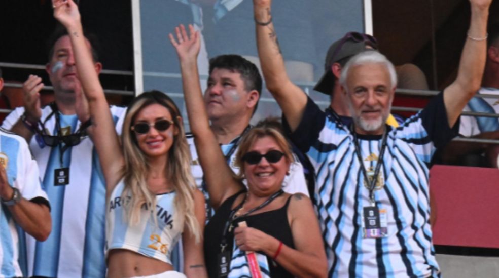 Yuli disfrutando de la final del Mundial de fútbol entre España y Argentina