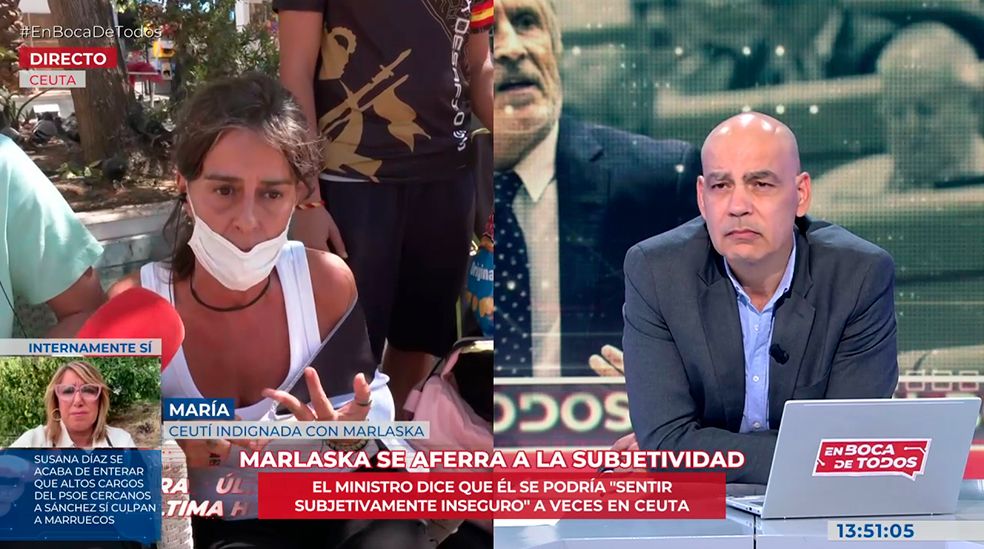 Nacho Abad habla con María, vecina de Ceuta que se manifiesta frente a la Delegación de Gobierno en la ciudad autónoma.