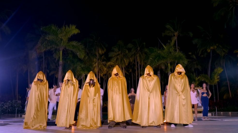 Los solteros VIP llegan a 'La isla de las tentaciones' y desatan una ceremonia de collares explosiva
