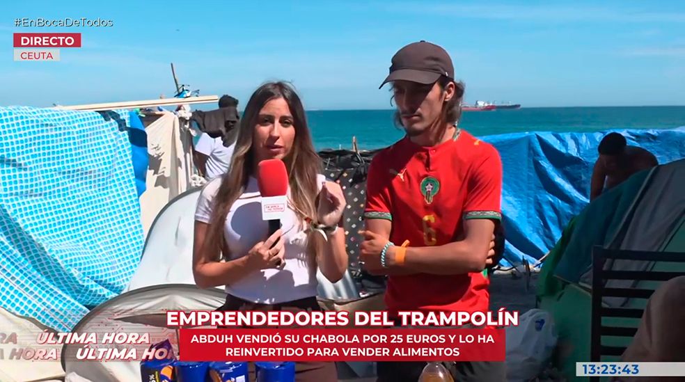 Abduh y su puesto improvisado en la playa de El Trampolín, en Ceuta.