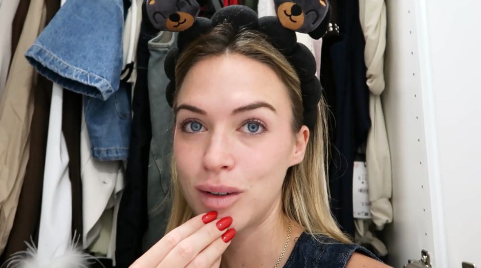 Almudena Porras enseña el interior de su armario y su colección de prendas y complementos
