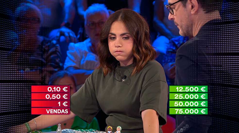 Carla comienza a dudar cuando recibe la oferta de más de 10.000 euros de la banquera.