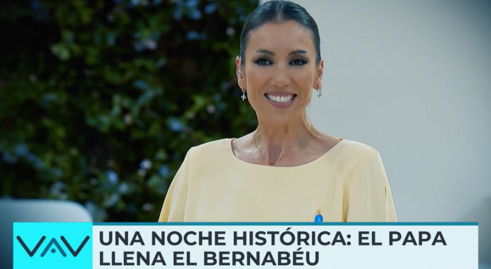 Patricia Pardo, radiante con un look en amarillo del diseñador Alejandro de Miguel

