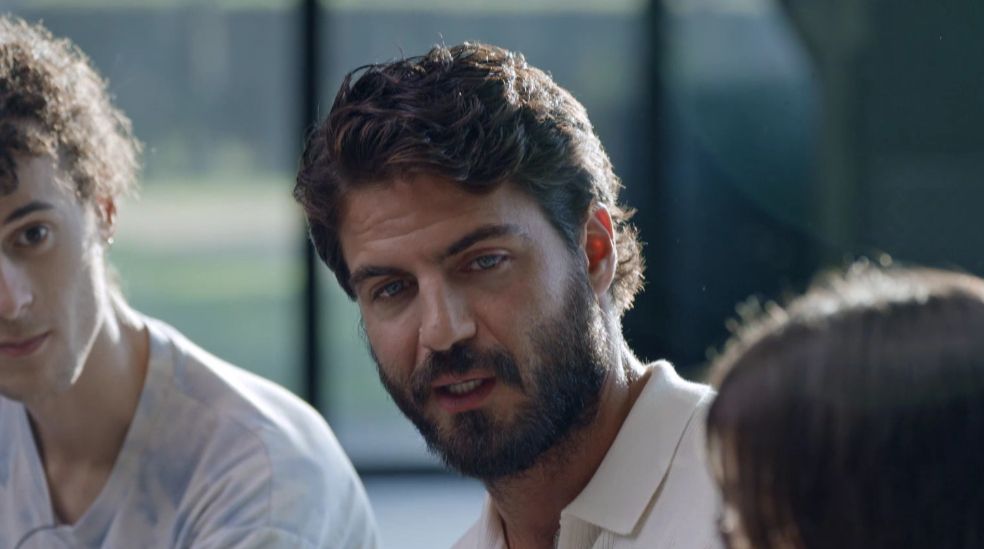 Maxi Iglesias respondiendo sobre como fue crecer sin su padre en '100% únicos'