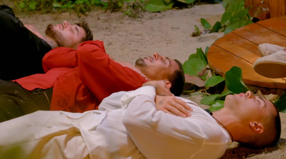 Miguel, David y Atamán reciben tumbados a Óscar, acusándole de ser la momia de 'La isla de las tentaciones'