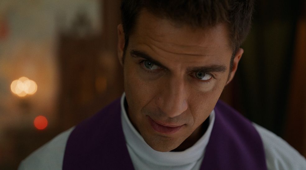 Maxi Iglesias es el padre Fermín