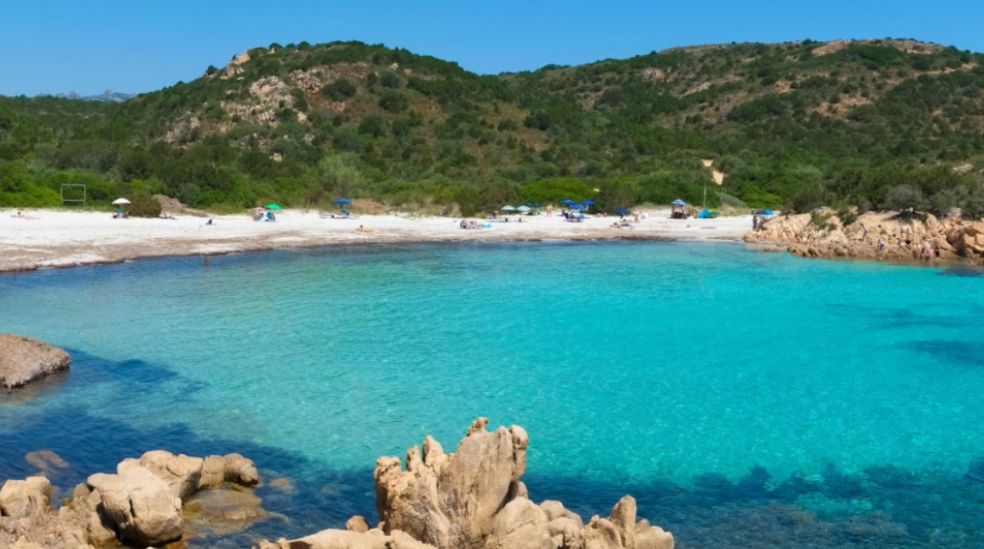 Playa Príncipe se encuentra en el municipio de Arzachena, en la provincia de Sassari