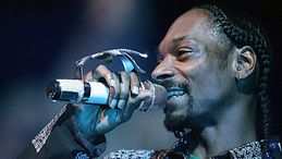 Snoop Dogg, inviato speciale a Cortina, porta alle Olimpiadi invernali i suoi 30 anni di stile   