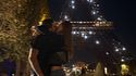 Brooklyn Beckham e Nicola Peltz, le foto del bacio sotto la torre Eiffel