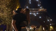 Brooklyn Beckham e Nicola Peltz, le foto del bacio sotto la torre Eiffel