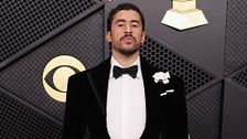 Perché Bad Bunny ai Grammy 2026 vince e fa la storia (anche grazie a Schiaparelli)
