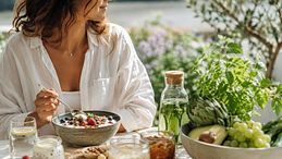Dieta del microbiota in estate: come sentirsi più leggere senza divieti