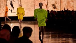 È chartreuse mania: il verde acido illumina l’autunno-inverno 2025-26 