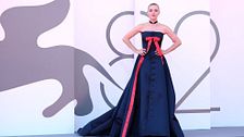 Venezia 2025, sesta giornata: Amanda Seyfried, Dwayne Johnson, Emily Blunt e il Leone d’Oro a Kim Novak