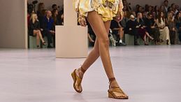 Sandali alla schiava o gladiator? Ecco le scarpe estive che danno un tocco sensuale a ogni look