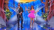 Ciao Darwin: la sfilata di Alex Belli e Daniela Martani