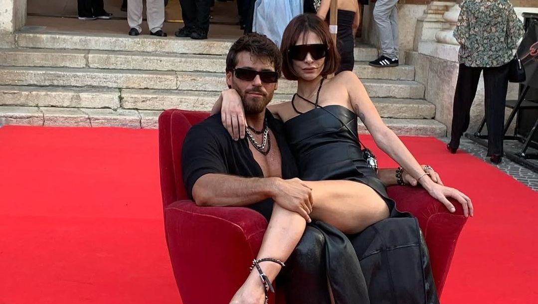 Can Yaman e Sara Bluma, le immagini del red carpet (e del bacio)