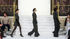 London Fashion Week FW2627: l’omaggio a Paul Costelloe, il designer che vestì Lady Diana  